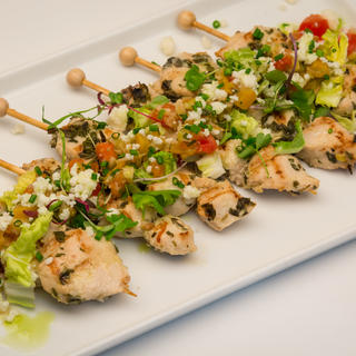 photo of chicken souvlaki with lemon, olives