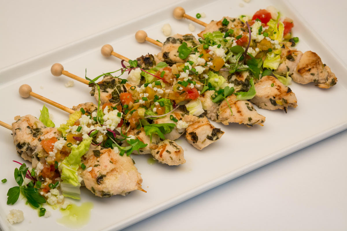 photo of chicken souvlaki with lemon, olives