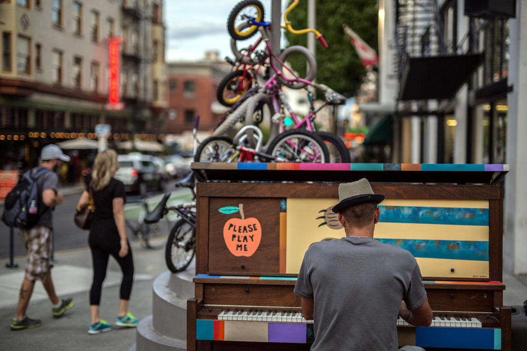 photo of piano player in Portland