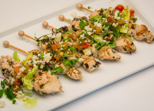 photo of chicken souvlaki with lemon, olives