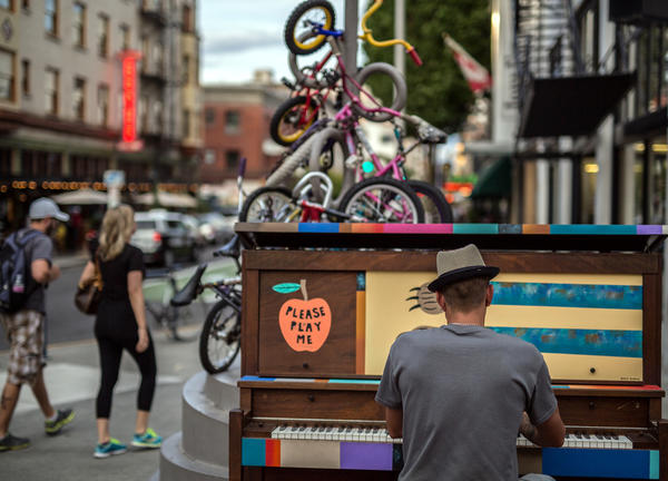 photo of piano player in Portland